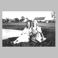 116-0003 Rechts im Bild Eva Schmidtke (verh. Doemke)  mit Cousine Liselotte an Peters Teich.jpg